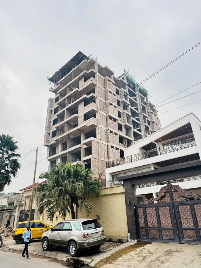 Immeuble R+9 en cours de construction à Kinshasa gombe